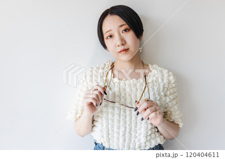 メガネを持つ女性 120404611