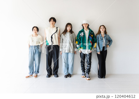 個性的なZ世代の男女グループ  120404612