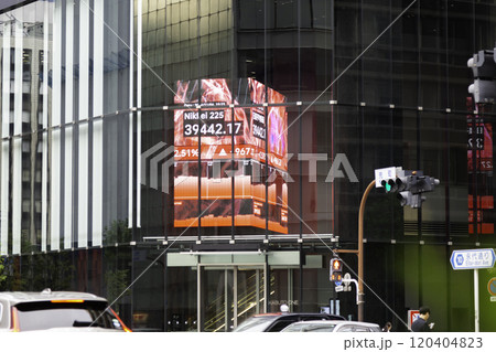 東京都中央区の兜町交差点にある株価を表示するデジタルサイネージ 120404823