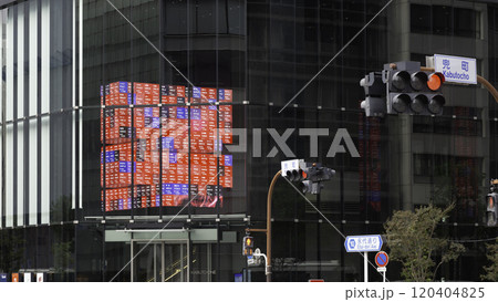 東京都中央区の兜町交差点にある株価を表示するデジタルサイネージ 120404825
