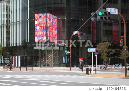 東京都中央区の兜町交差点にある株価を表示するデジタルサイネージ 東京都中央区の兜町交差点にある株価を表示するデジタルサイネージ 120404828