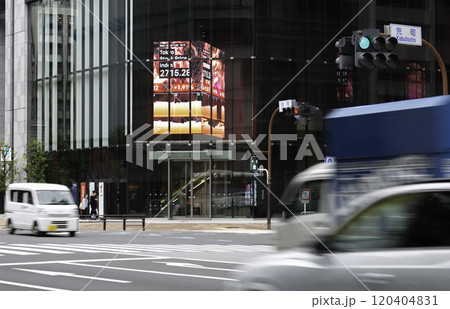 東京都中央区の兜町交差点にある株価を表示するデジタルサイネージ 120404831