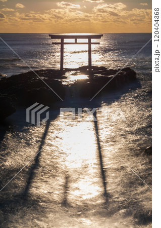 「茨城県」海岸に佇む鳥居と日の出 大洗磯前神社 「茨城県」海岸に佇む鳥居と日の出 大洗磯前神社 120404868