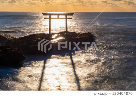 「茨城県」海岸に佇む鳥居と日の出　大洗磯前神社 120404870