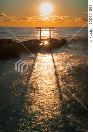 「茨城県」海岸に佇む鳥居と日の出 大洗磯前神社 「茨城県」海岸に佇む鳥居と日の出 大洗磯前神社 120404895