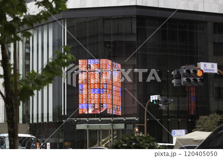 東京都中央区の兜町交差点にある株価を表示するデジタルサイネージ 120405050