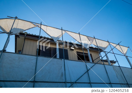 一般家屋の解体工事における飛散防止養生 120405258