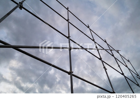 解体工事現場において単管パイプで養生シートの枠組みを設置している風景 解体工事現場において単管パイプで養生シートの枠組みを設置している風景 120405265