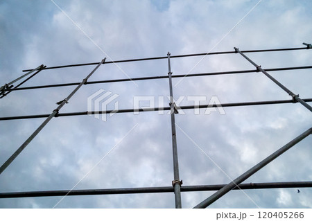 解体工事現場において単管パイプで養生シートの枠組みを設置している風景 120405266