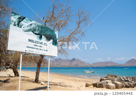 インドネシア・コモド国立公園の入り口 120405448