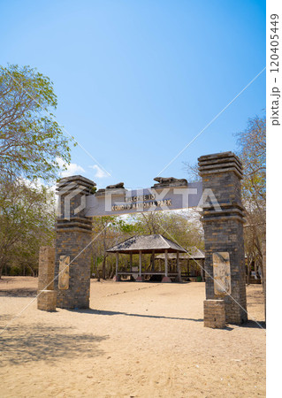 インドネシア・コモド国立公園の入り口 120405449