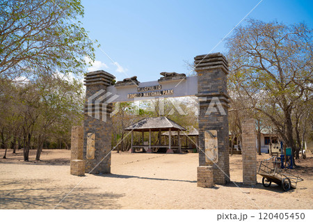 インドネシア・コモド国立公園の入り口 120405450