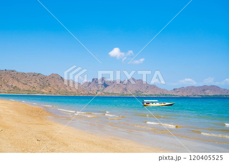 インドネシア・コモド国立公園の前に広がる海 120405525