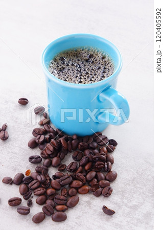 淹れたてで香りのよいコーヒーが入ったマグカップと、深煎りのコーヒー豆 淹れたてで香りのよいコーヒーが入ったマグカップと、深煎りのコーヒー豆 120405592