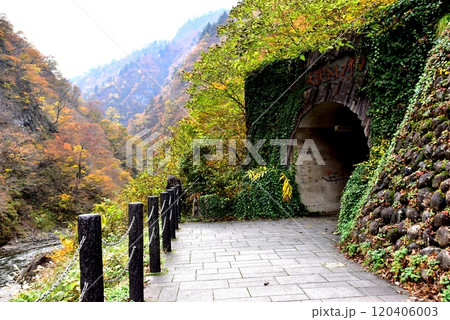 新潟県　清津峡渓谷トンネルと清津川沿いの紅葉と遊歩道 120406003