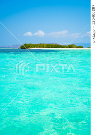 インドネシア・コモド国立公園　タカマカッサルの海 120406897