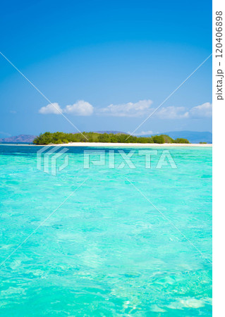 インドネシア・コモド国立公園　タカマカッサルの海 120406898