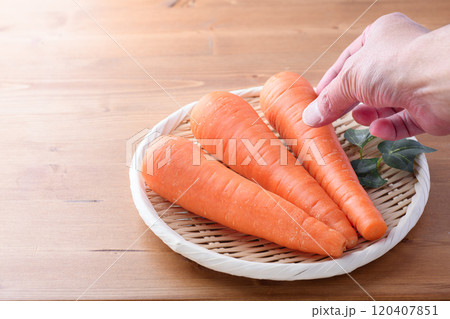 笊にのせた人参 ( 木目背景 ) 笊にのせた人参 ( 木目背景 ) 120407851