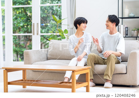 リビングでくつろぐ若い夫婦 120408246