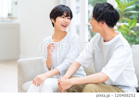 リビングでくつろぐ若い夫婦 120408252