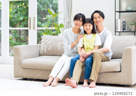 リビングでくつろぐ家族 120408272