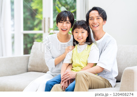 リビングでくつろぐ家族 リビングでくつろぐ家族 120408274