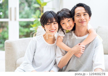 リビングでくつろぐ家族 リビングでくつろぐ家族 120408278