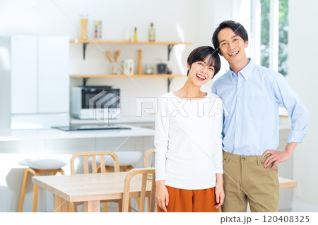 リビングでくつろぐ若い夫婦 リビングでくつろぐ若い夫婦 120408325