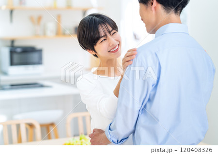 リビングでくつろぐ若い夫婦 120408326