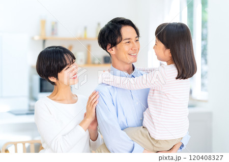 リビングでくつろぐ家族 120408327