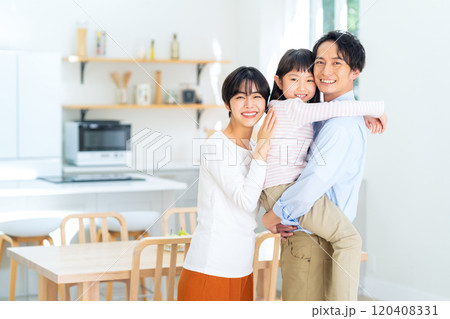 リビングでくつろぐ家族 120408331