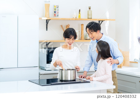 キッチンで料理をする家族 120408332