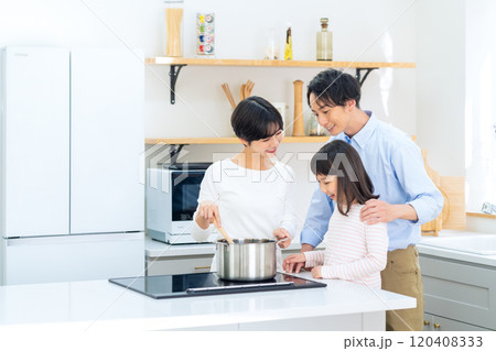 キッチンで料理をする家族 キッチンで料理をする家族 120408333