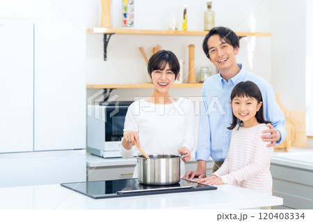 キッチンで料理をする家族 キッチンで料理をする家族 120408334