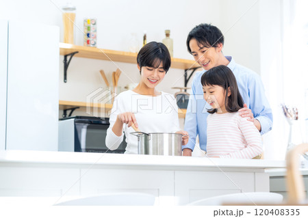 キッチンで料理をする家族 120408335