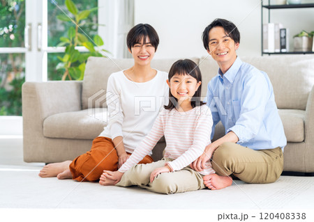 リビングでくつろぐ家族 リビングでくつろぐ家族 120408338