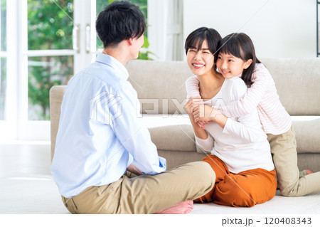 リビングでくつろぐ家族 120408343