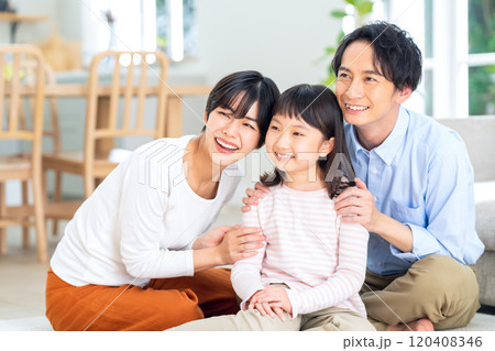 リビングでくつろぐ家族 リビングでくつろぐ家族 120408346