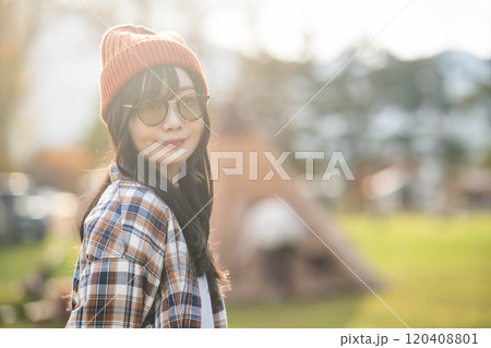サングラスをつけてニット帽をかぶったお洒落キャンプ女子 120408801
