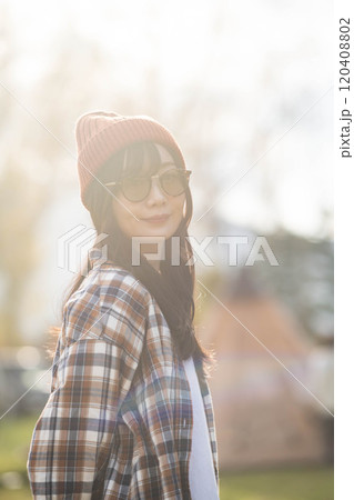 サングラスをつけてニット帽をかぶったお洒落キャンプ女子 120408802