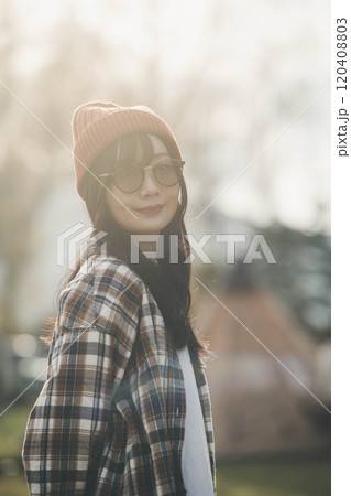 サングラスをつけてニット帽をかぶったお洒落キャンプ女子 120408803