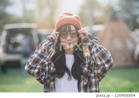 サングラスをつけてニット帽をかぶったお洒落キャンプ女子 120408804