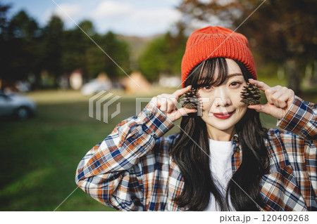 松ぼっくりを持っている女性 松ぼっくりを持っている女性 120409268