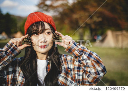 松ぼっくりを持っている女性 120409270