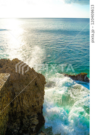 インドネシア・バリ島 岩壁に打ち寄せる水しぶき インドネシア・バリ島 岩壁に打ち寄せる水しぶき 120409613