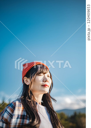 空を見上げる若い女性 空を見上げる若い女性 120409653