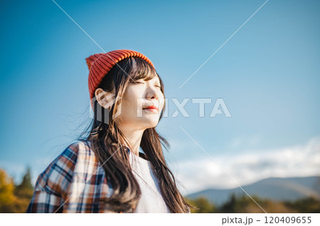 空を見上げる若い女性 空を見上げる若い女性 120409655