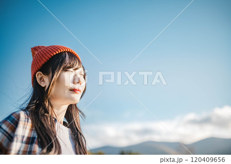 空を見上げる若い女性 空を見上げる若い女性 120409656