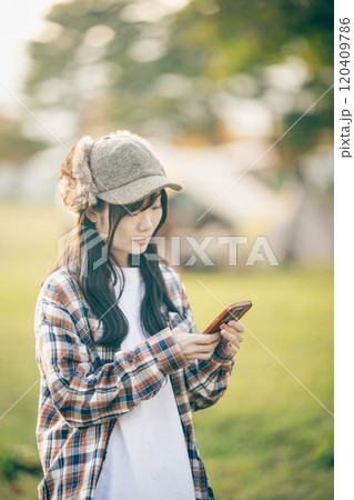 自然の中で楽しむ女性 自然の中で楽しむ女性 120409786