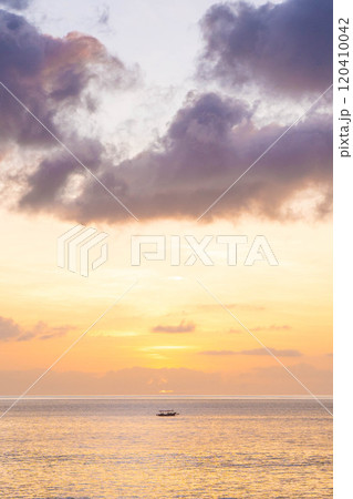 海に沈みゆく夕日とボート 120410042